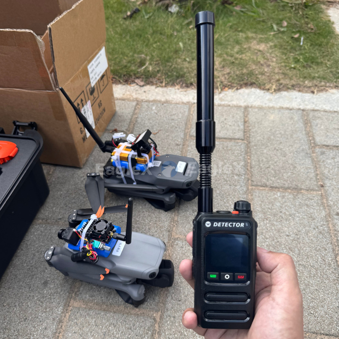 1.5-2KM Detector de drones de FPV portátil Detecção 8001500MHz、24002485MHz、57255850MHz 1