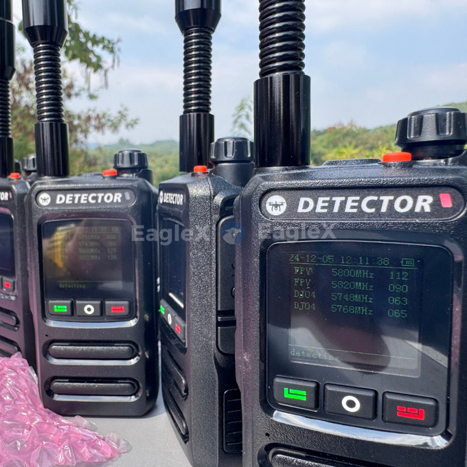 1.5-2KM Detector de drones de FPV portátil Detecção 8001500MHz、24002485MHz、57255850MHz 0